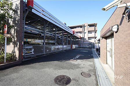 ～敷地内駐車場（屋外機械式）～敷地内駐車場は42台（戸数に対する割合100％）で、屋外機械式・屋外平面式です。（来客用駐車場はありません）。なおペットの飼育が可能です（諸条件あり）。