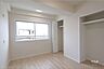 その他：～北東側洋室約5.7帖～窓がございますので、明るいお部屋になっております！また、クローゼットもございますので、荷物が多くても安心です！［2026年8月28日撮影］