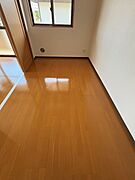 洋室にも窓があり、明るい日差しが差し込みます。