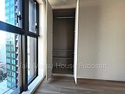 窓に面した明るいクローゼット