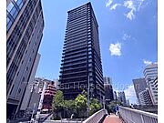 五反田の街に新時代を呼ぶシックな黒い外観