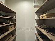 玄関横にシューズインクロークは家族の履物が全部しまえるワイドな玄関収納
