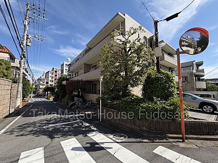 周辺には複数大使館があり、セキュリティ意識の高いエリアの為安心して生活できる環境となります