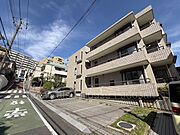 駐車場は平置きのため、大きな車でも駐車が可能です。住戸付設となっております。
