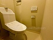 温水洗浄機能付きの、清潔感あるトイレスペースです。