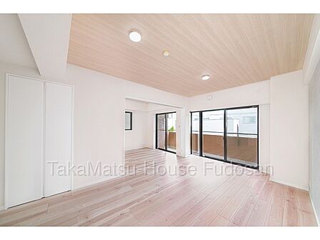 南側バルコニーに面するリビングダイニングです。陽当り・風通し大変良好です。