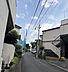 周辺：前面道路は一方通行で交通量が少なく静かです。