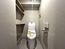 トイレ：上部棚付きで備品類も収納しやすいトイレ空間です