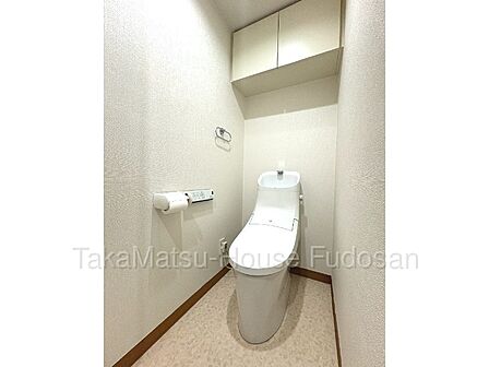 洗練されたロータンクトイレです。