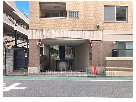 駐車場の入り口です。幅も広い為、お車の出し入れに便利です。