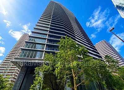 外観：住まう方を迎える存在感のある外観。日々の暮らしに心地よさを添えます。
