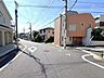 その他：約8.0mの広々とした前面道路