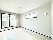 10号棟  ■シンプルな空間で、収納付きベッドやデスクなど、多機能な家具を活用しやすいです