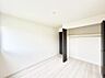 室内：1号棟  ■落ち着いた色合いのお部屋で穏やかな時間を楽しめます