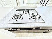 ■3口コンロのシステムキッチンで料理の手順もスムーズに