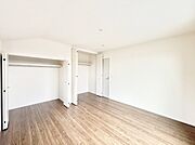 7号棟  ■シンプルな空間で、収納付きベッドやデスクなど、多機能な家具を活用しやすいです