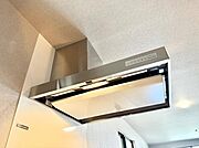 ■フードに覆われている為、匂いが換気扇に誘導され、効率的に排煙ができます