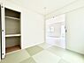 室内：1号棟  ■落ち着いた色合いのお部屋で穏やかな時間を楽しめます