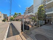 ■敷地内に駐輪場を完備しており、自転車の利用もスムーズです