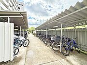 ■敷地内に駐輪場を完備しており、自転車の利用もスムーズです