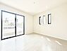 室内：1号棟  ■落ち着いた色合いのお部屋で穏やかな時間を楽しめます