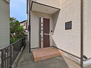 ■ シンプルで美しく、住まいの第一印象を彩る玄関です