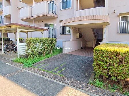 ■落ち着いた雰囲気のエントランスが住まう方を温かく迎えます