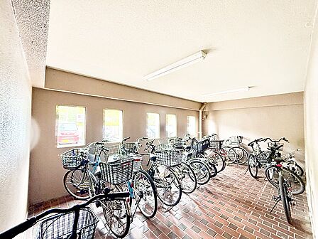 ■敷地内に駐輪場を完備しており、自転車の利用もスムーズです