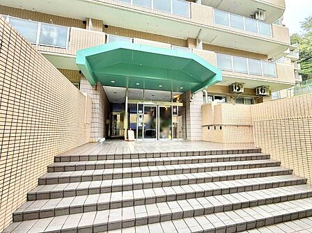 ■落ち着いた雰囲気のエントランスが住まう方を温かく迎えます
