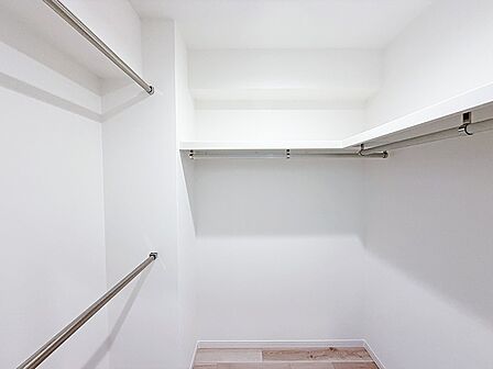 ■季節の洋服もすっきり収納できるウォークインクローゼット付