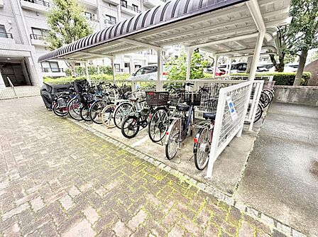 ■敷地内に駐輪場を完備しており、自転車の利用もスムーズです