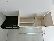 キッチン上部にも収納棚と、食器を乾かしておく棚があります。