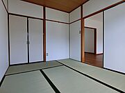 ゴロゴロとくつろげる畳のお部屋です。
