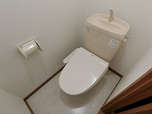画像12:トイレは温水洗浄便座が付いています。