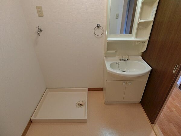 画像11:洗濯機置き場と洗面台の間にラック等置けるスペースがあります！