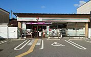 セブン-イレブン 京阪鳥羽街道駅前店距離約415m