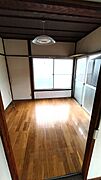キッチン続き間、南側の洋室