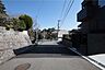 外観：物件の北東側前面道路（北西側から）です。