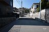 外観：物件の北東側前面道路（南東側から）です。