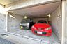 駐車場：お車2台駐車可能なガレージ。シャッター付です。幅・高さ・奥行きにゆとりがございます。［2026年1月11日撮影］