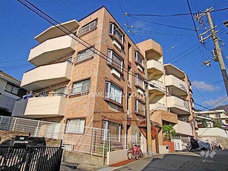国玉コーポの外観(南東側から)です。阪急六甲駅からバス乗車約6分、徒歩2分にあるマンション。西方向約400mにソメイヨシノが並ぶ「桜のトンネル」があります!