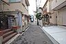外観：物件の南側前面道路（東側から）［2024年12月26日撮影］