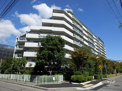 外観:本山ロイヤルマンションの外観(南西側から)です。JR摂津本山駅から徒歩8分にあるマンション。3駅3沿線利用可能な好立地!小学校・スーパー・公園・病院が徒歩5分圏内にあり、子育て世代に人気のエリアです! 外観:本山ロイヤルマンションの外観(南西側から)です。JR摂津本山駅から徒歩8分にあるマンション。3駅3沿線利用可能な好立地!小学校・スーパー・公園・病院が徒歩5分圏内にあり、子育て世代に人気のエリアです!