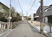 物件の北側前面道路（西側から）［2026年3月28日撮影］