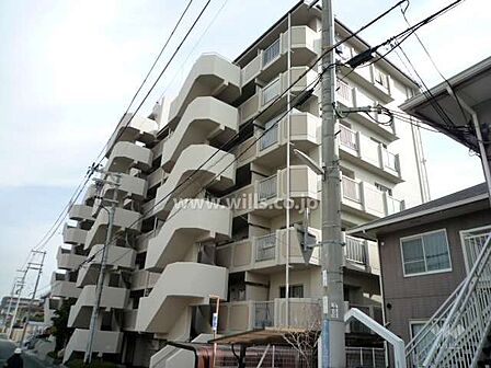 甲南セゾン東灘の外観(北西側から)。阪神「芦屋」駅から徒歩7分にあるマンションです。小学校・スーパー・公園などが徒歩10分以内に揃った暮らしやすい立地!