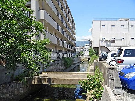 敷地の東側には「天神川」が流れています。