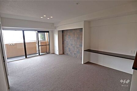 LDK約14.9帖です。南向きバルコニーに面しているので採光良好！［2022年6月27日撮影］