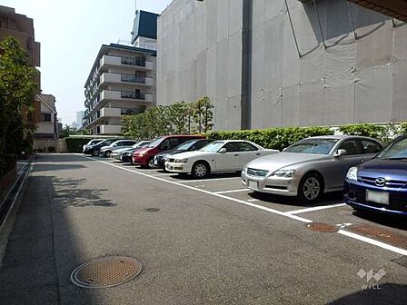 敷地内駐車場（屋外平面式）です。現在の空き状況などは、お気軽にお問い合わせください。