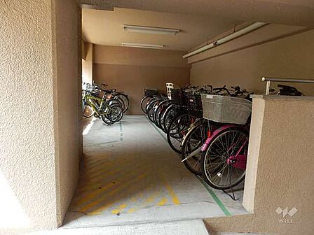 駐輪場です。屋根付きの為、雨の日も自転車が雨ざらしになる心配もなく、安心してお停めいただけます。