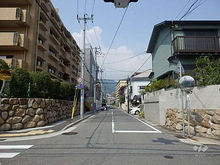 敷地東側の前面道路です。北方向に国道2号線が走っています。